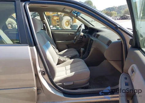 2000 Toyota Camry Le V6 z USA, uszkodzony, nr VIN 4T1BF22K7YU942757